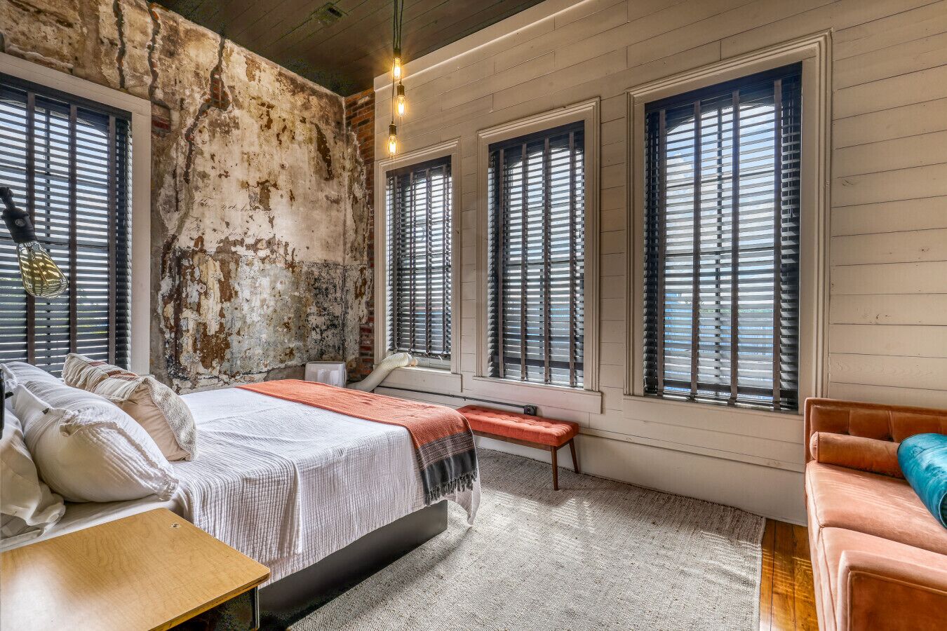 Een bureau, wifi, beddengoed