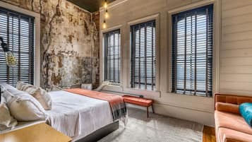 Desk, WiFi, bed sheets