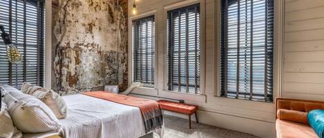 Escriptori, wifi i roba de llit