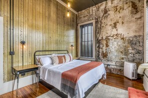 Desk, WiFi, bed sheets