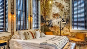 Desk, WiFi, bed sheets