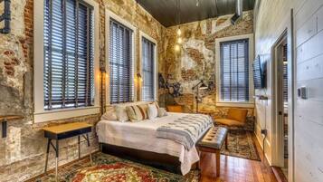 Een bureau, wifi, beddengoed