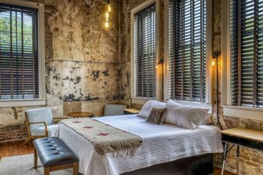 Desk, WiFi, bed sheets