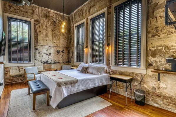 Desk, WiFi, bed sheets