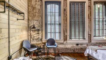 Escritorio, wifi y ropa de cama