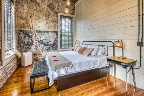 Desk, WiFi, bed sheets