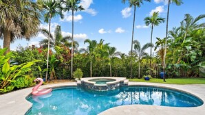 A swimming pool with a hot tub, surrounded by tropical plants and palm trees. - Fort Lauderdale~Saltwater Pool~Near Beach~Spacious (Fort Lauderdale)