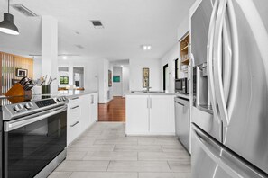 Geladeira, micro-ondas, fogão, cooktop