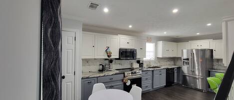 Réfrigérateur, micro-ondes, four, plaque de cuisson