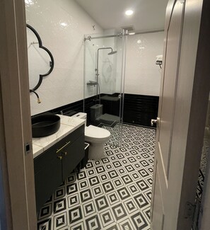 Doppia City, cucina, vista città | Bagno | Doccia, soffione a pioggia, set di cortesia firmato, asciugacapelli