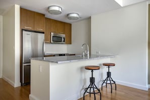 Fridge, microwave, oven, stovetop - Marvelous Back Bay 1BR w/ Gym & W/D, close to Garden, by Blueground (Boston)