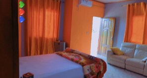 3 slaapkamers, een strijkplank/strijkijzer, wifi, beddengoed