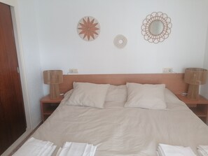 2 bedrooms, iron/ironing board - 3370 - LA SOLANA B 4-09 VERY GOOD SITUATION, 2ND LINE OF THE BEACH (80m) IN THE URBANIZATION OF SANTA MARGARITA. (Roses)