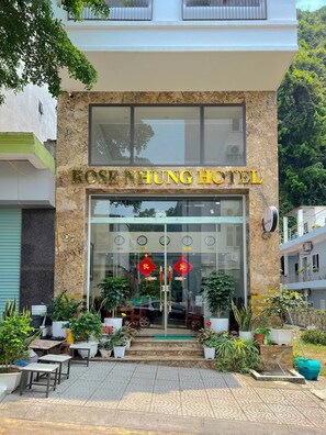 Front of property - Rose Nhung Hotel Catba (Hai Phong)