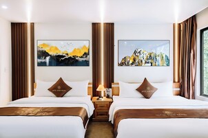 Cubrecamas, muebles diferentes y escritorio 