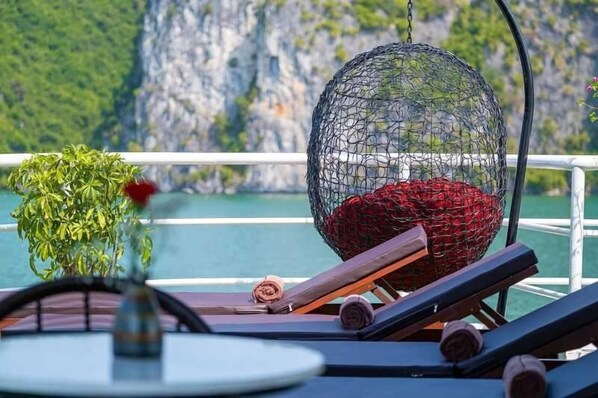 Beach nearby, white sand - Rose Nhung Hotel Catba (Hai Phong)