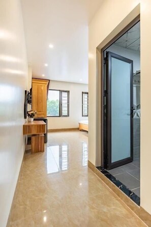 Down duvets, individually furnished, desk, laptop workspace - Rose Nhung Hotel Catba (Hai Phong)