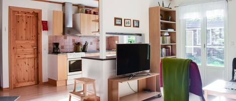 ثلاجة، موقد طهي مسطح، غسالة أطباق، ماكينة لصنع القهوة/الشاي