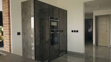 Kylskåp, mikrovågsugn, ugn och spishäll