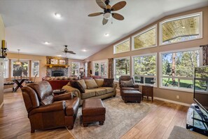 Tv, eldstad och böcker