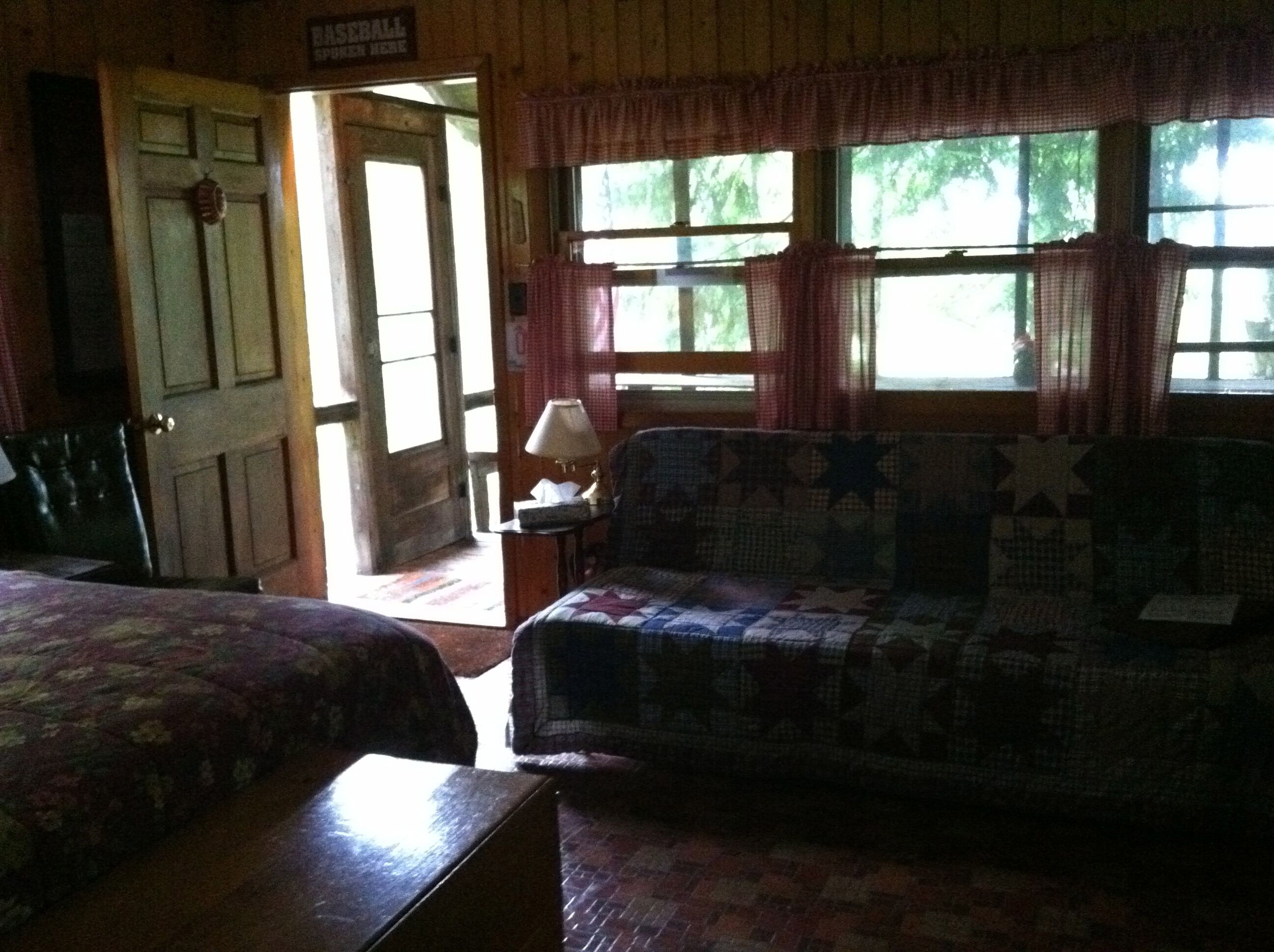 1 slaapkamer, een strijkplank/strijkijzer, beddengoed