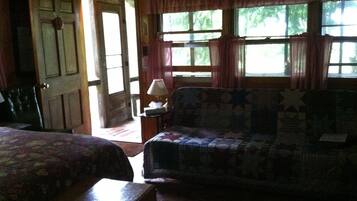 1 slaapkamer, een strijkplank/strijkijzer, beddengoed