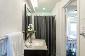 Amenidades de baño ecológicas, secadora de cabello, toallas, jabón 