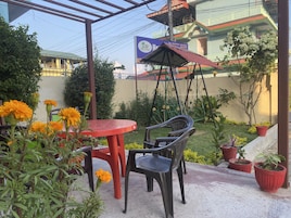 Una pantalla de ordenador, una impresora