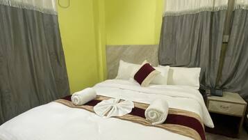 Deluxe Double or Twin Room | Desk, soundproofing, iron/ironing board, free WiFi