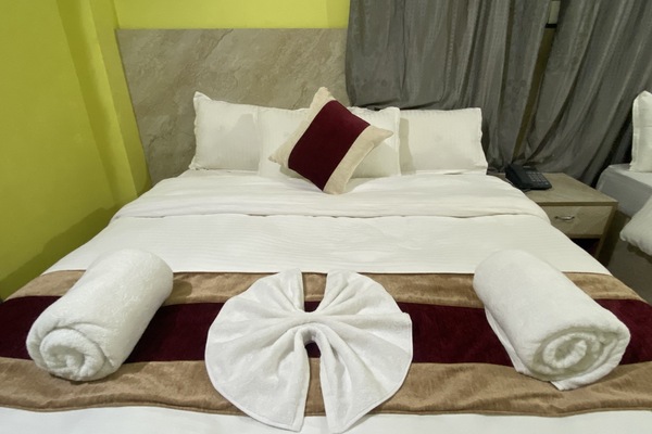 Deluxe kamer, 1 twee- of 2 eenpersoonsbedden | Een bureau, geluiddichte muren, een strijkplank/strijkijzer, gratis wifi