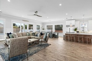 Smart-TV, Videospiele, Tischfußball, Tischtennisplatte