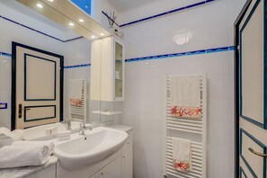 Douche, sĂšche-cheveux, bidet, serviettes fournies