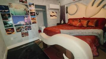 3 bedrooms, desk, iron/ironing board, travel crib