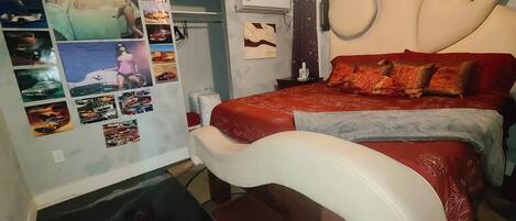 3 bedrooms, desk, iron/ironing board, travel crib