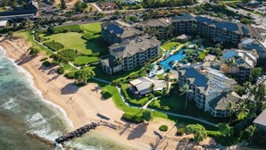 On the beach - Waipouli G203 Beachfront Resort! Pool, Slides & AC (Kapaʻa)
