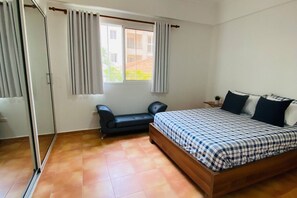 3 chambres, fer et planche à repasser, Wi-Fi, draps fournis