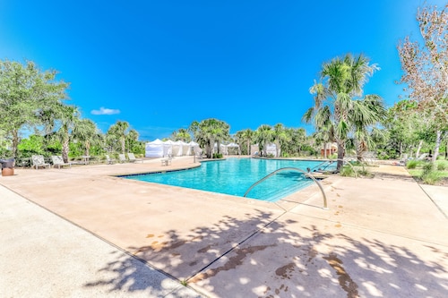 Heated community pool, themed kids room, dog friendly Beach, & Relaxing Massage