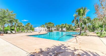 Heated community pool, themed kids room, dog friendly Beach, & Relaxing Massage