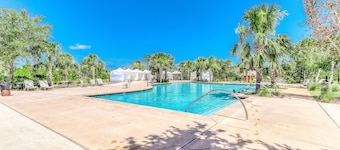 Heated community pool, themed kids room, dog friendly Beach, & Relaxing Massage