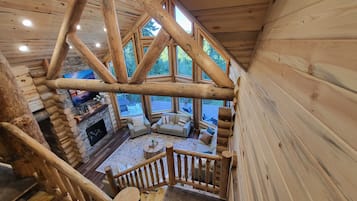 TV connectée, cheminée, table de tennis de table, écrans d'ordinateur