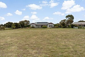 Exterior - Sea Breeze - Spacious home with lovely ocean views (Port Elliot)