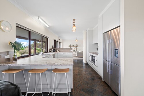 Sea Breeze - Spacious home with lovely ocean views