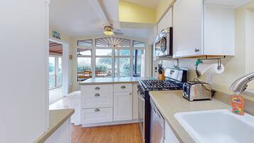 Frigorífic, microones, forn i placa de cuina