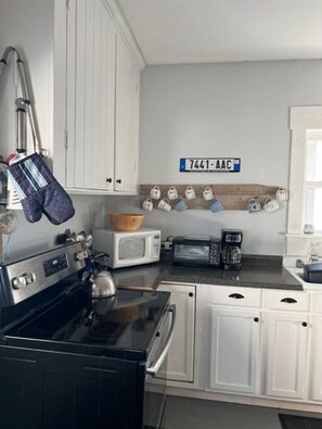 冷蔵庫、電子レンジ、オーブン、コンロ