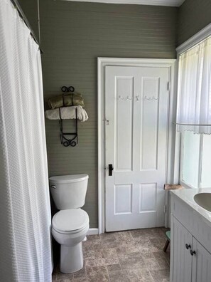 Bathroom - The Webster House Vacation Station (Vinalhaven)