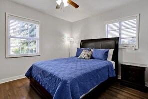 3 slaapkamers, een strijkplank/strijkijzer, gratis wifi, beddengoed