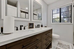 Hair dryer, towels, toilet paper - Cozy Cottage Downtown ~ Near Protective (Birmingham)