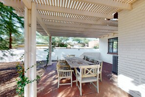 Outdoor dining - Charming & bright bungalow w/ patio, yard, close to downtown shops, dogs ok (Tucson)