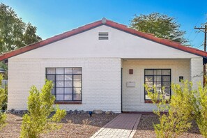 Exterior - Charming & bright bungalow w/ patio, yard, close to downtown shops, dogs ok (Tucson)