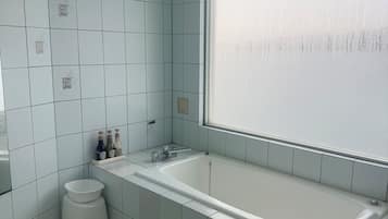 Standaard kamer | Badkamer | Gratis toiletartikelen, een haardroger